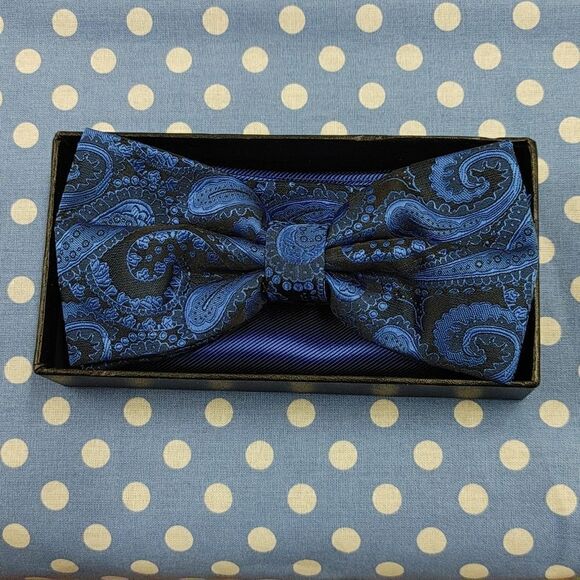 MEN'S ST. PATRICK BOW TIE AND POCKET SQUARE SET. - Picture 1 of 4